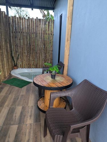 Patio nebo venkovní prostory v ubytování Arenal Tiny Lodge #1