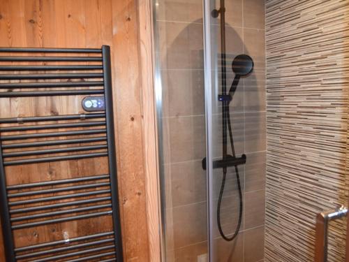 une douche avec pommeau de douche dans une salle de bain dans l'établissement Chalet cosy à Montgenèvre avec cheminée et WIFI - FR-1-266-244, à Montgenèvre