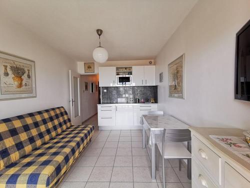 un salon avec un canapé et une table dans l'établissement Studio cabine pour 4 pers. avec climatisation et parking, vue mer - FR-1-803-74, au Lavandou