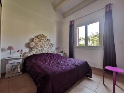 une chambre avec un lit violet et une fenêtre dans l'établissement Le Lavandou : Villa pour 8 avec piscine - FR-1-803-76, au Lavandou