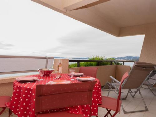d'une table avec un chiffon rouge et blanc à la polka dans l'établissement Le Lavandou T2 avec Terrasse, Clim et Parking - FR-1-803-79, au Lavandou