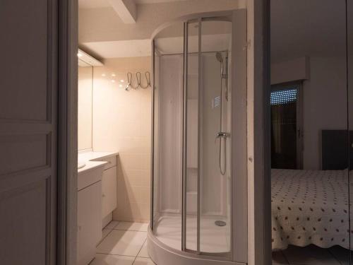 une salle de bain avec une douche avec une porte vitrée dans l'établissement Le Lavandou T2 avec Terrasse, Clim et Parking - FR-1-803-79, au Lavandou