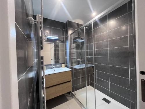 une salle de bain avec douche et lavabo dans l'établissement Appartement neuf pour 4 personnes au centre de Cauterets - FR-1-812-131, à Cauterets