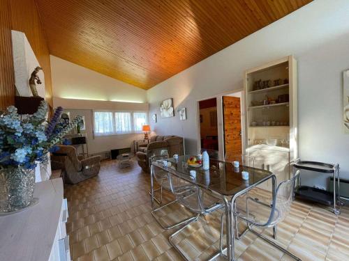 un salon avec une table et un canapé dans l'établissement Maison spacieuse 800m plage, animaux admis - FR-1-224C-335, à Saint-Jean-de-Monts