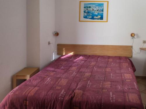 - une chambre avec un lit doté d'un couvre-lit violet dans l'établissement Le Lavandou, T2 pour 4, vue mer, terrasse, parking - FR-1-803-82, au Lavandou