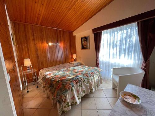 une chambre d'hôtel avec un lit et une fenêtre dans l'établissement Maison spacieuse 800m plage, animaux admis - FR-1-224C-335, à Saint-Jean-de-Monts