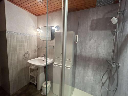 une salle de bain avec douche et lavabo dans l'établissement Maison spacieuse 800m plage, animaux admis - FR-1-224C-335, à Saint-Jean-de-Monts