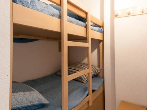 Ce lit superposé se trouve dans un dortoir doté de 4 lits superposés. dans l'établissement Studio cabine 4 pers, à 10m de la plage avec parking et climatisation - FR-1-803-85, au Lavandou