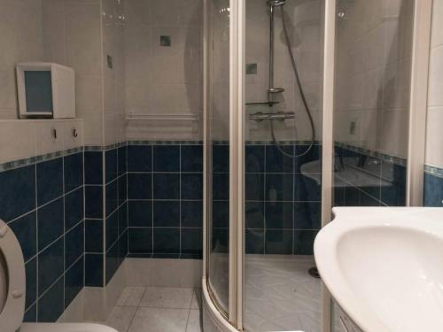 une salle de bain avec une douche, des toilettes et un lavabo dans l'établissement Studio cabine 4 pers, à 10m de la plage avec parking et climatisation - FR-1-803-85, au Lavandou