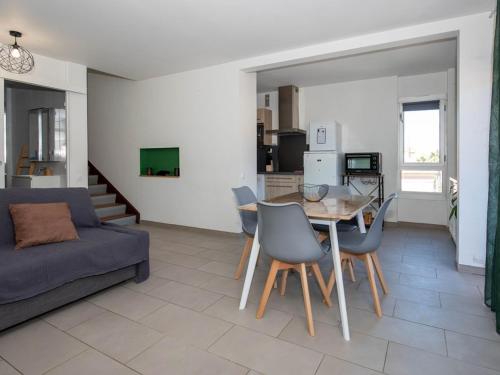 un salon avec une table et un canapé dans l'établissement T2 climatisé au Lavandou avec WiFi et parking - 4 pers - FR-1-803-77, au Lavandou