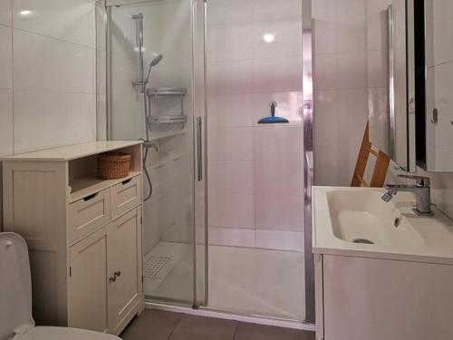 une salle de bain avec une douche, un lavabo et des toilettes dans l'établissement T2 climatisé au Lavandou avec WiFi et parking - 4 pers - FR-1-803-77, au Lavandou