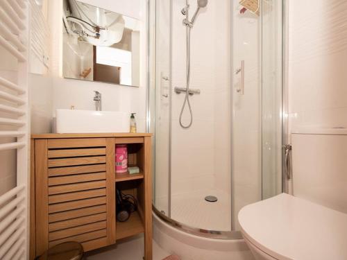 une salle de bain avec une douche, un lavabo et des toilettes dans l'établissement Studio avec terrasse, centre ville, climatisation, parking - FR-1-803-86, au Lavandou