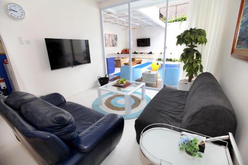 Gambar di galeri bagi Casa Indigo - KBP with swimming pool, large kitchen and dining area, near Whoosh Station di Padalarang