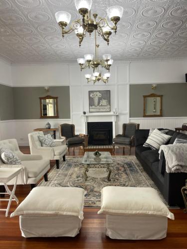 a living room with a couch and a chandelier at Emirau in Montville