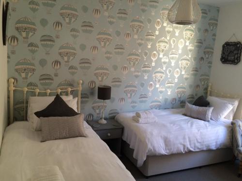 2 nebeneinander sitzende Betten in einem Schlafzimmer in der Unterkunft Portreath Arms in Portreath
