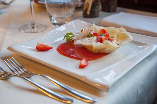 Comida en o cerca de este hotel