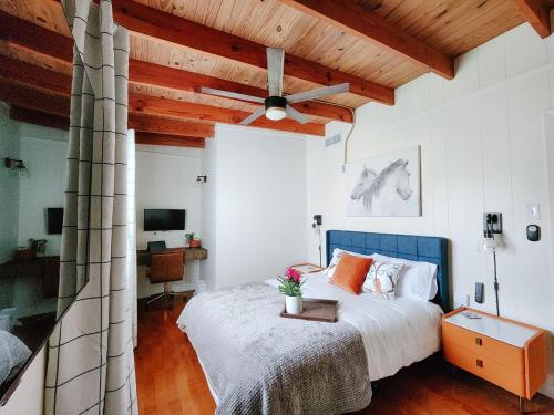 Postel nebo postele na pokoji v ubytování Hilltop Lakeview Hideaway- 2BR 2BATH with romantic sunsets