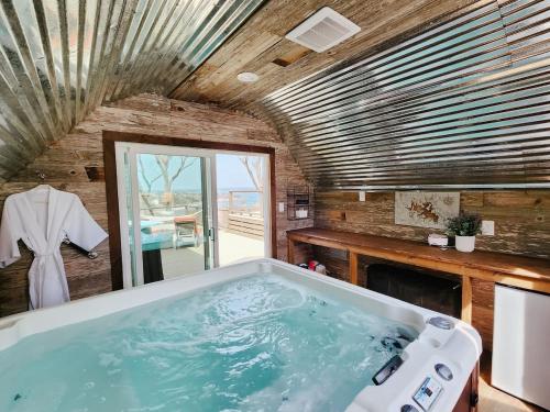 Koupelna v ubytování Hilltop Lakeview Hideaway- 2BR 2BATH with romantic sunsets