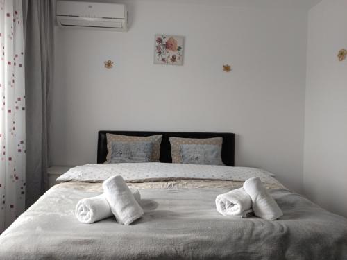 En eller flere senge i et værelse på FARMEC Apartament