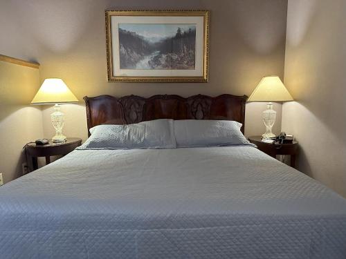 Ένα ή περισσότερα κρεβάτια σε δωμάτιο στο Timber Lodge Inn