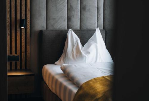 Postel nebo postele na pokoji v ubytování Grünwald Resort Sölden
