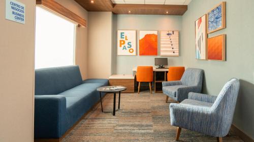 a waiting room with two blue chairs and a table at Holiday Inn Express Hotel & Suites CD. Juarez - Las Misiones by IHG in Ciudad Juárez