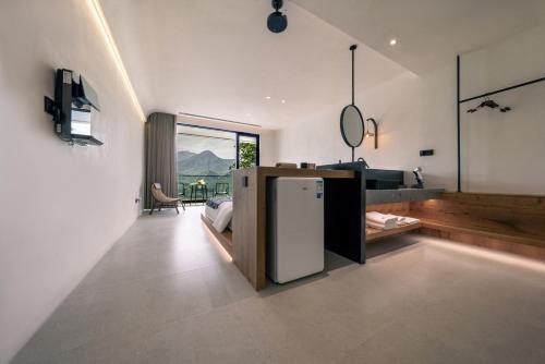 Una cama o camas en una habitación de Wild Persimmon Manor Cove Mist Healing Hot Spring