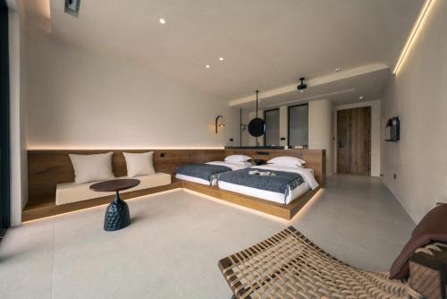 Una cama o camas en una habitación de Wild Persimmon Manor Cove Mist Healing Hot Spring