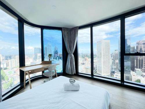 En eller flere senge i et værelse på Skyline Retreat 3-Bedroom with Pool, Sauna, Gym and Parking