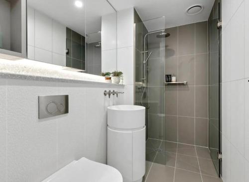 Et badeværelse på Skyline Retreat 3-Bedroom with Pool, Sauna, Gym and Parking