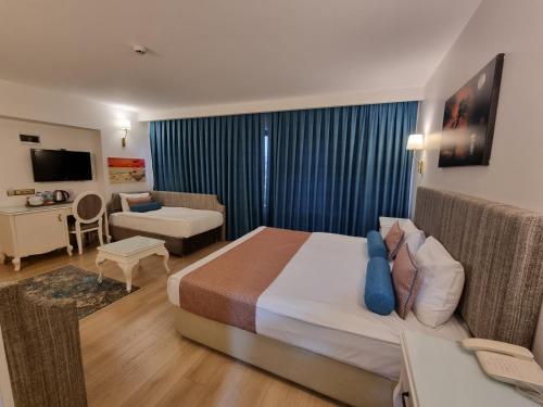 una camera d'albergo con un letto e un soggiorno di Taximtown Hotel a Istanbul