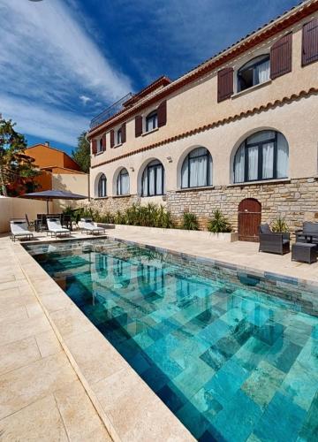 une piscine devant un immeuble dans l'établissement Villa aux calanques de Figuerolle, à La Ciotat