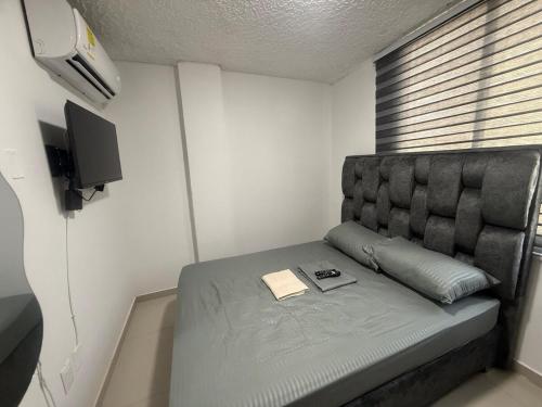 Televiisor ja/või meelelahutuskeskus majutusasutuses Hermosa habitación a una cuadra del Ventura Plaza 3