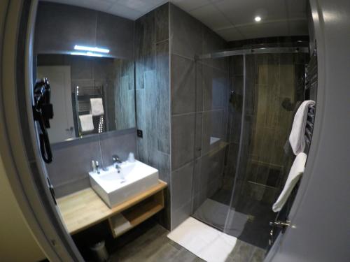 Ένα μπάνιο στο Hôtel Les Brises