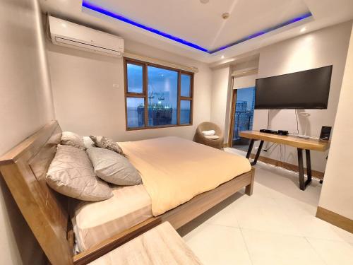 Una televisión o centro de entretenimiento en MANILA BAYVIEW RENTAL- LUXURY AND SUPERIOR 1 - 5 BEDROOM CONDOS WITH BALCONY POOL BAYVIEWS NETFLIX - Housekeeping Available-