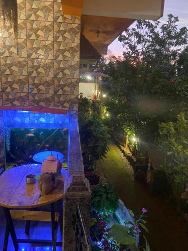 Jardín al aire libre en Last Minute Trip Hostel Morjim