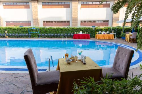 Bazén v ubytování Maxland Hotel nebo v jeho okolí