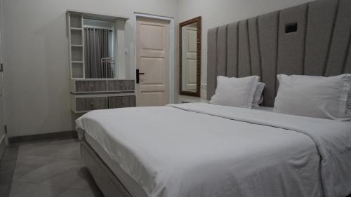 Postel nebo postele na pokoji v ubytování Villa Dalia Puncak Na6-18