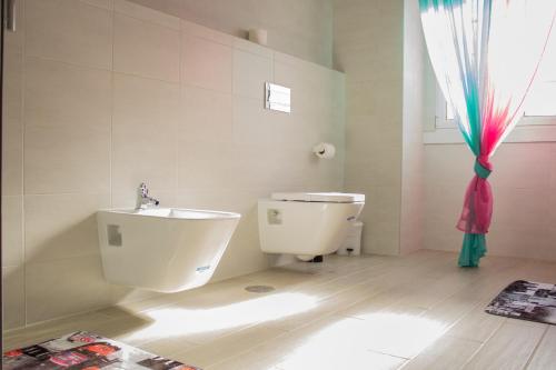 uma casa de banho com um WC e um lavatório em Guest House Guerra Junqueiro II em Lisboa