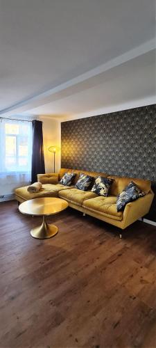ein Wohnzimmer mit zwei Sofas und einem Tisch in der Unterkunft Brücke26 Stadthaus mit Dachterrasse in Mühlhausen