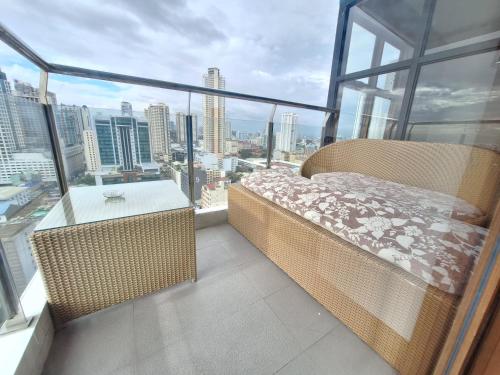 Cama o camas de una habitación en MANILA BAYVIEW RENTAL- LUXURY AND SUPERIOR 1 - 5 BEDROOM CONDOS WITH BALCONY POOL BAYVIEWS NETFLIX - Housekeeping Available-