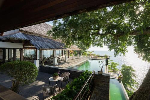 - Vistas al exterior de una casa con piscina en 33 - The Cove in Laem Singh Beach, en Surin Beach