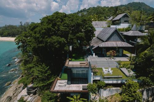 una vista aérea de una casa en un acantilado junto al océano en 33 - The Cove in Laem Singh Beach, en Surin Beach