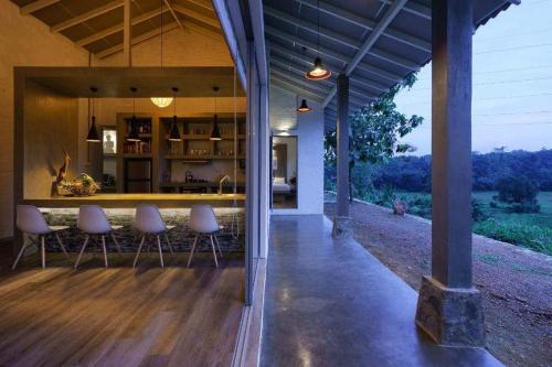 Balkoni atau teres di Ranvil Rustic Cabin Homestay