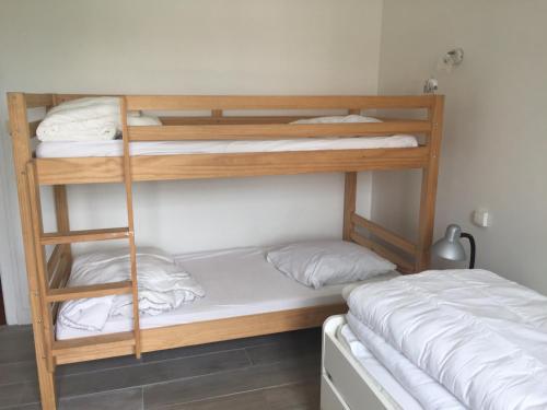 deux lits superposés dans une chambre avec un lit dans l'établissement MAISON SAINT PALAIS /ROYAN, à Saint-Palais-sur-Mer