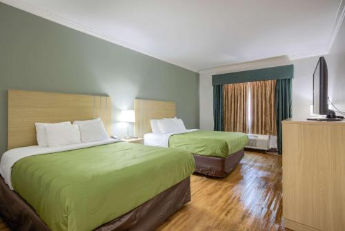 Un ou plusieurs lits dans un hébergement de l'établissement Quality Inn Gulf Shores Airport