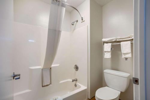 Salle de bains dans l'établissement Quality Inn Gulf Shores Airport