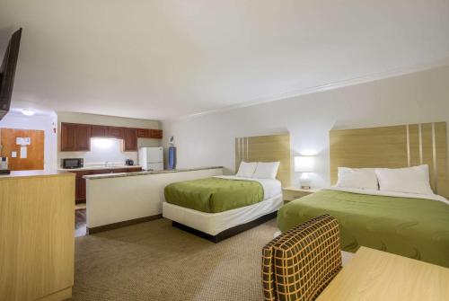 Un ou plusieurs lits dans un hébergement de l'établissement Quality Inn Gulf Shores Airport