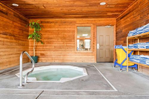 a hot tub in the middle of a patio at Comfort Inn Worland Hwy 16 to Yellowstone in Worland