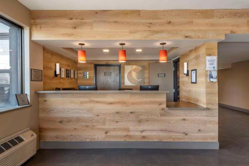a bar in a restaurant with wooden walls at Comfort Inn & Suites Liverpool - Syracuse North in Liverpool